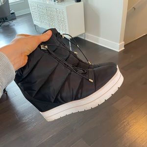 Black wedge DK snow boots